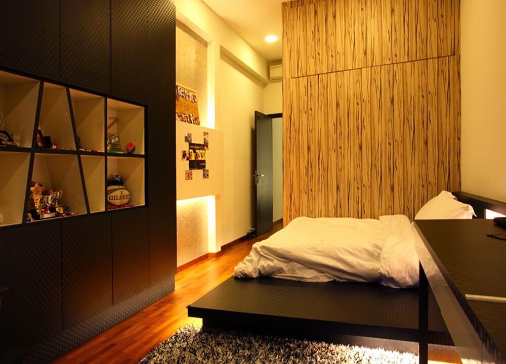 A dark textured wardrobe wall built with open display shelving showcases trophies and keepsakes, paired with a timber-slat headboard wall in this teen